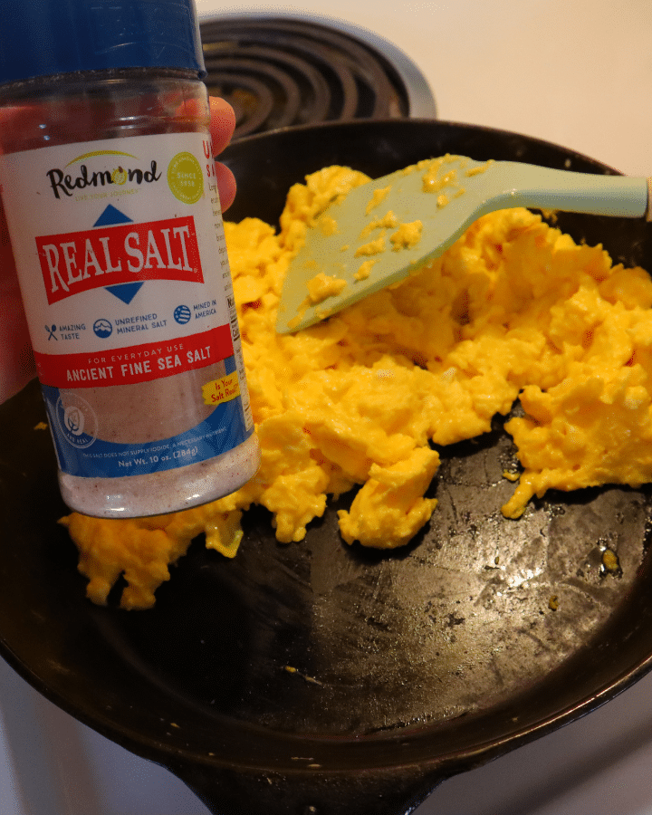 adding salt to scrambled eggs