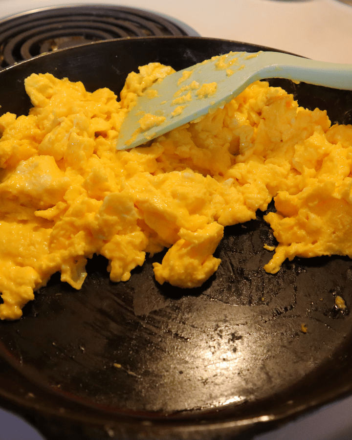 How to Cook Scrambled Eggs In Cast Iron Skillet