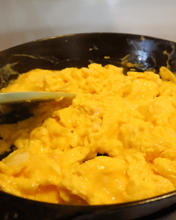 scrambling eggs in cast iron skilelt