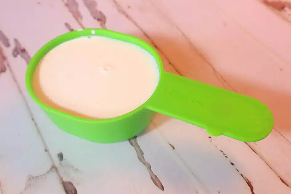 1 cup heavy cream in green scoop